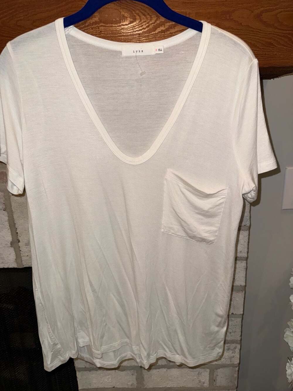 New Lush White V-Neck Pocket T-Shirt Size Small